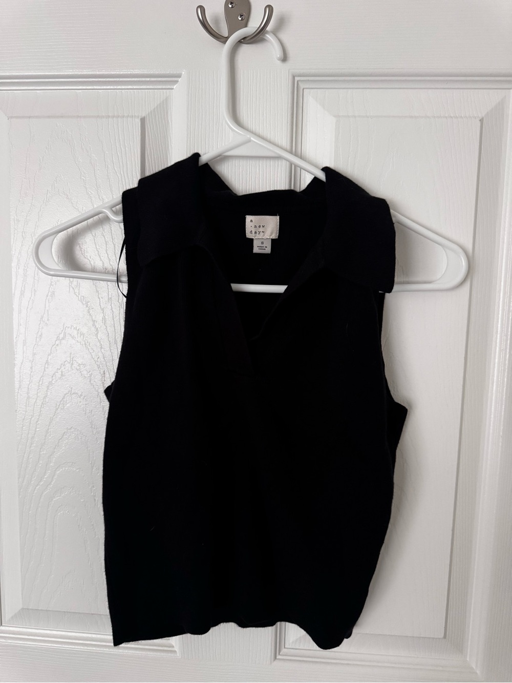 a new day - Black Sleeveless Collared Knit Top - S
